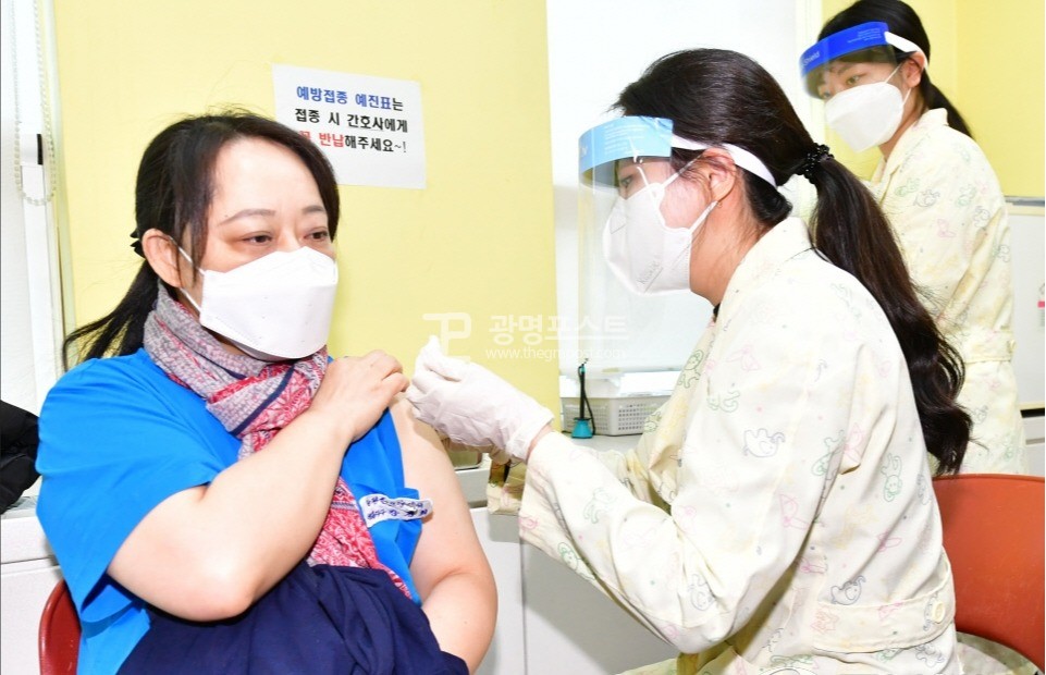 코로나19 백신 접종이 시작된 26일 오전 9시 광명시보건소에서 '첫 접종자' 요양보호사 강경희씨가 접종을 받고 있다.