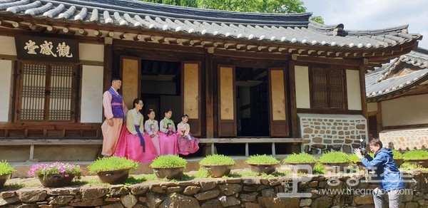 지난달 광명시 충현박물관 야외정원에서 '행복한 가족사진 전시회'에 참여한 한 가족이 사진촬영에 임하고 있다./광명시 제공