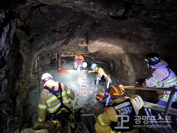 23일 광명동굴에서 싱크홀이 발생해 직원이 추락하는 사고가 발생한 가운데 119 구조대가 직원이 구조작업을 진행하고 있다./광명소방서 제공