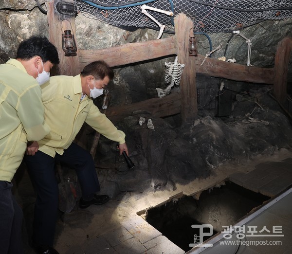 지난 24일 광명동굴에서 박승원 시장이 싱크홀 사고가 발생한 공포체험관 현장을 살펴보고 있다./광명시 제공