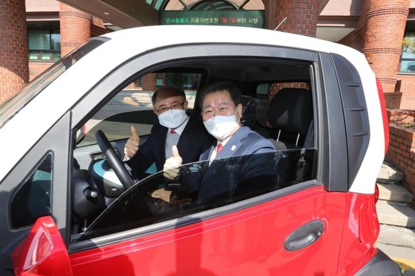 올해 3월 박승원 시장이 초소형전기자동차 보급을 위한 협약을 체결 후 전기자동차에 시승한 모습./광명시 제공