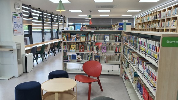 광명시 하안2동 행정복지센터 3층에 위치한 '철망한 작은 도서관' 내부 모습./광명시 제공