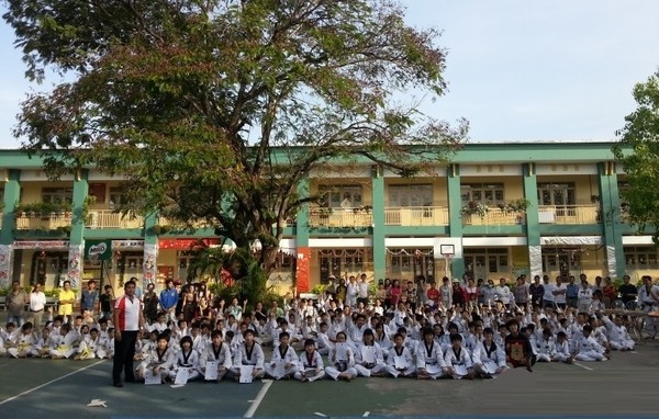 지난 2014년 베트남 현지에 아이들을 위해 태권도 체육관을 지어준 뒤 베트남 청소년들과 함께 찍은 사진.
