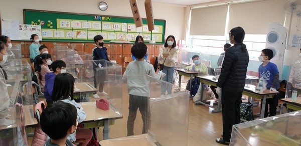 19일 광명시 철산초등학교 3학년 교실에서 윷놀이가 전개되고 있다./철산초등학교 제공