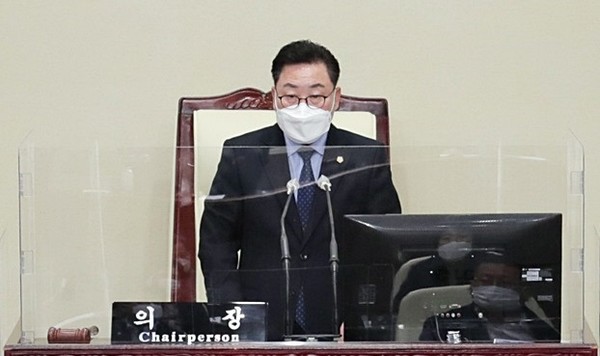 광명시의회에서 본회의를 주재하고 있는 박성민 전 시의장.
