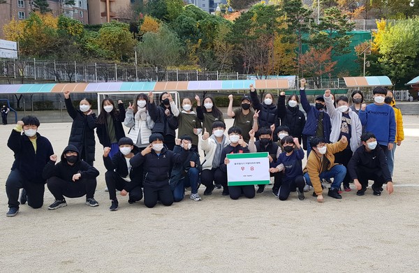 지난 12일 안현초등학교 운동장에서 '플라잉 디스크 얼티미트 대회' 우승을 차지한 6학년 8반 학생들이 기념촬영을 하고 있다.