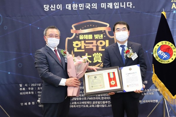 지난 17일 한국언론연합회 주관 '2021년 올해를 빛낸 한국인 대상' 시상식에서 양기대 국회의원이 대상을 수상하고 있다.
