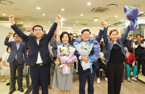 2일 오전 1시 광명시 철산동 선거캠프에서 박승원 후보가 6·1지방선거 승리를 확신하며 임오경 국회의원(오른쪽), 양기대 국회의원(왼쪽)의 축하를 받으며 아내와 함께 기뻐하고 있다./유성열 기자