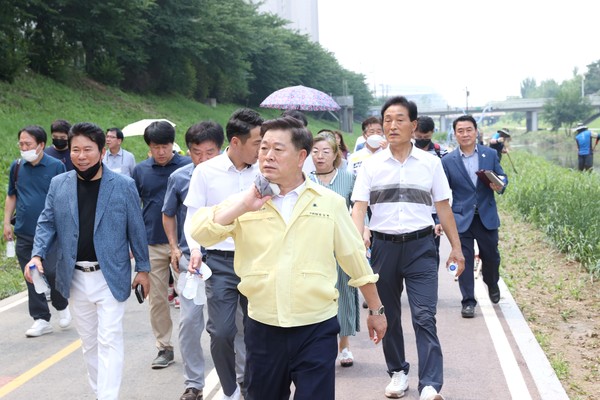 지난 4일 박승원 광명시장이 시민들과 함께 지역을 걸어다니며 구석구석 살피고 있다./광명시 제공