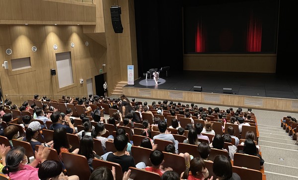 지난 8일 광명극장에서 광명교육지원청 주최로 가족공연 '오페라마술피리'가 진행되고 있다./광명교육지원청 제공