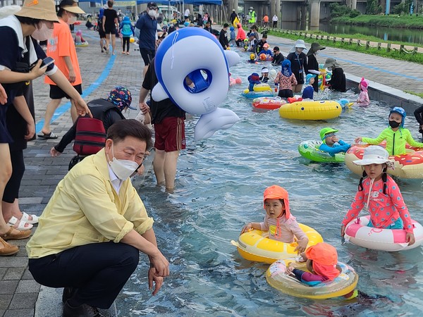 지난 5일 안양천 어린이물놀이장에서 박승원 광명시장이 물놀이를 즐기는 아이들과 대화를 나누고 있다./광명시 제공