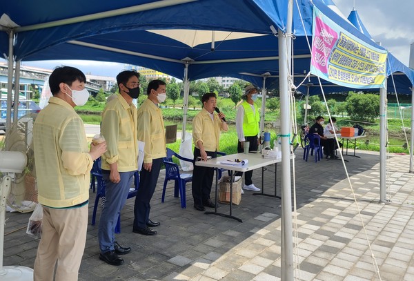 지난 5일 안양천 어린이물놀이장을 찾은 박승원 광명시장이 이용객들에게 당부의 말을 전하고 있다./광명시 제공