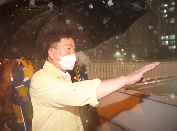 지난 8일 광명시 광명동에서 박승원 시장이 범람 위기에 처한 목감천을 살펴보고 있다./광명시 제공