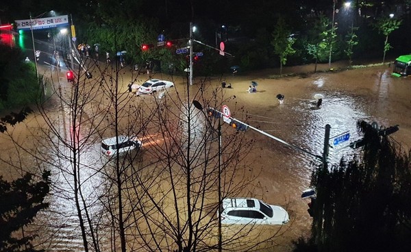 지난 8일 오후 10시쯤 광명시 철산동 광명성애병원 앞 6차선 도로가 폭우로 잠겨 차량들이 오도가도 못하고 있다.