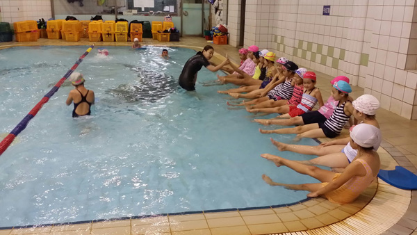 광명의 한 수영장에서 초등학생들이 생존수영 실기수업을 받는 모습./광명교육지원청 제공