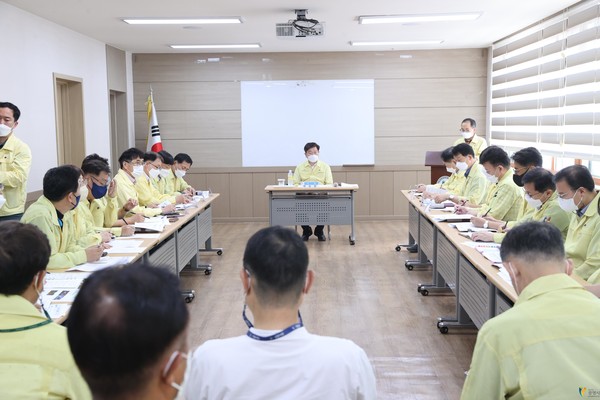 지난 11일 오후 광명시 하안3동행정복지센터에서 박승원 시장 주재로 수해 복구를 위한 회의가 열리고 있다./광명시 제공