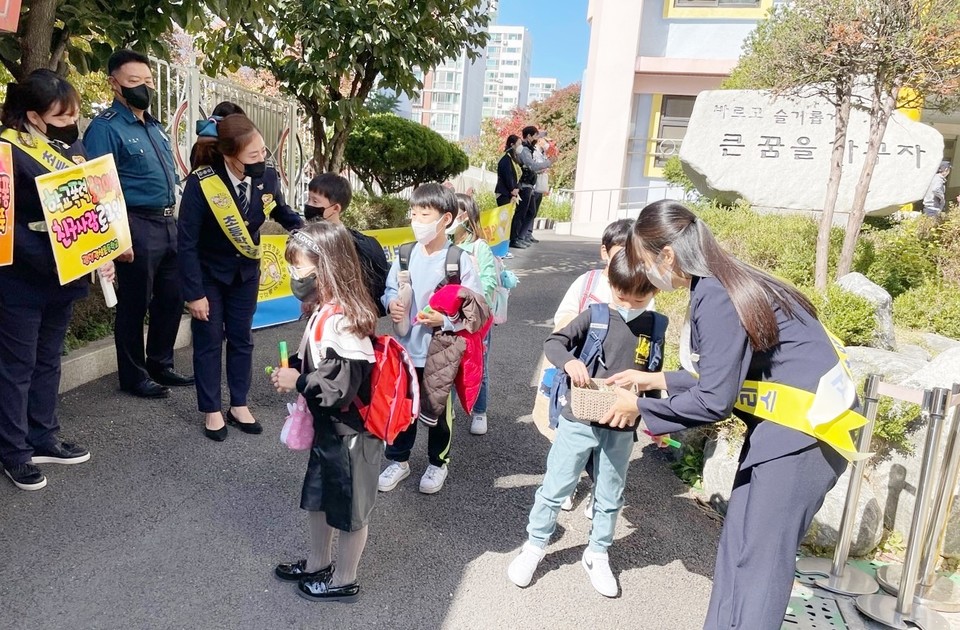 지난 19일 광명시 철산동 광성초등학교에서 광명경찰서 초등학부모폴리스와 광명경찰서가 합동으로 학교폭력 예방 캠페인을 실시하고 있다./유성열 기자