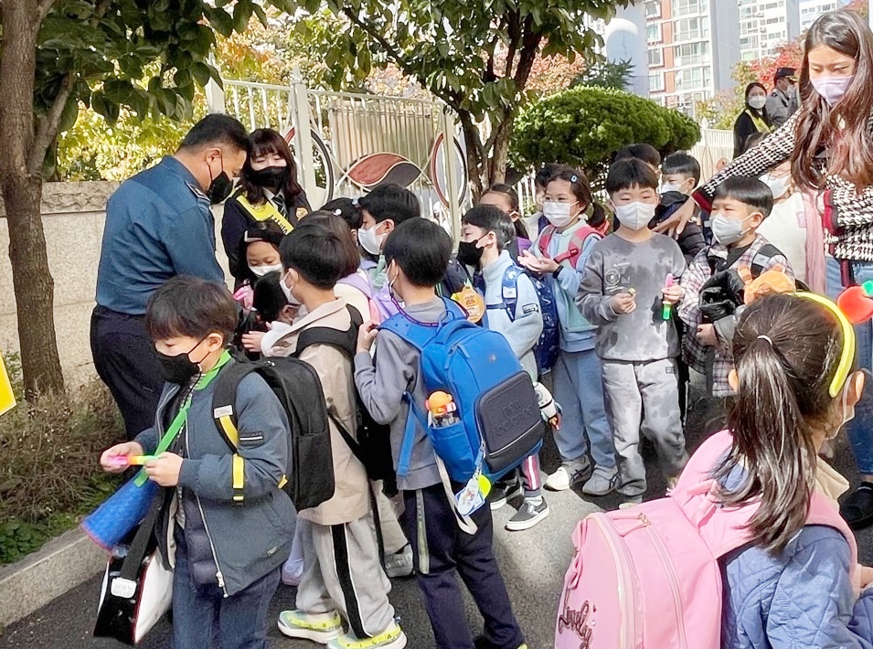 지난 19일 광명시 철산동 광성초등학교에서 광명경찰서 초등학부모폴리스와 광명경찰서가 합동으로 학교폭력 예방 캠페인을 실시하고 있다./유성열 기자