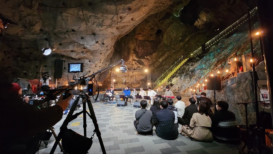 광명시 가학동 광명동굴에서 jtbc 대표 음악방송 '비긴어게인 오픈마이크' 촬영이 진행되고 있는 모습./광명도시공사 제공