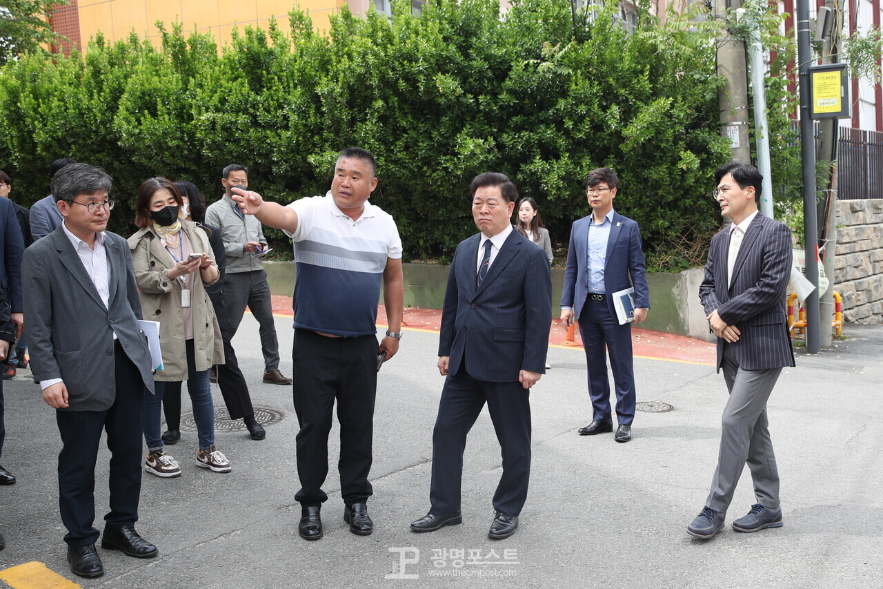 ◐ 이재한 광명시의원(광명시 나, 국민의힘)이 박승원 광명시장과 함께 명문고 앞 보행로를 둘러보고 있다.